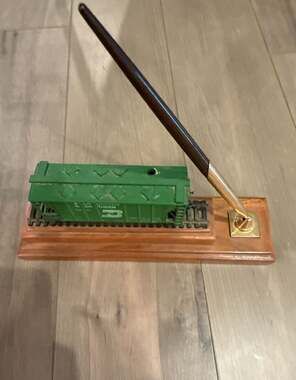 Vintage Athearn HO Scale Burlington Northern 3-Bay Hopper Train Desk Set & Pen